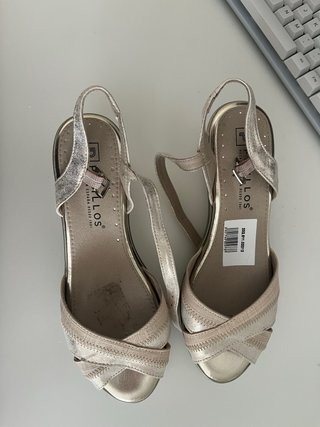 Sandalias Pitillos Beige y Doradas Talla 38