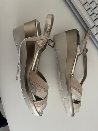 Sandalias Pitillos Beige y Doradas Talla 38