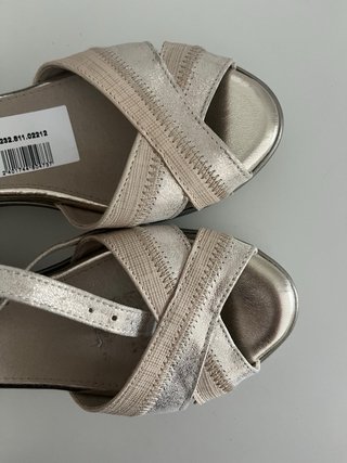 Sandalias Pitillos Beige y Doradas Talla 38