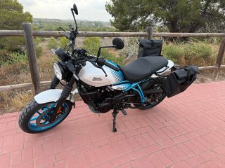 Royal Enfield Guerilla 450 Azul/Blanco