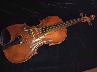 Violín antiguo de madera
