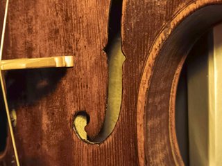 Violín antiguo de madera