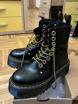 Botas Dr. Martens modelo Jadon con plataforma