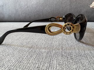 Gafas de sol negras y doradas