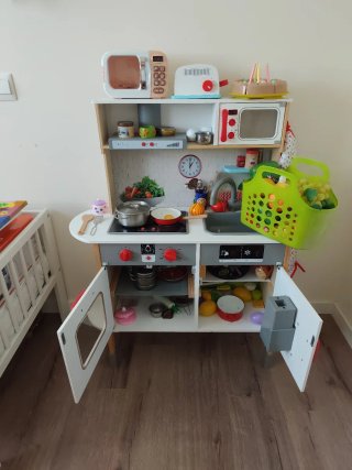 Cocinita de juguete con menaje