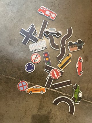 Juego de coches y señales de tráfico