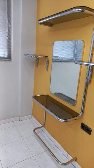 Tocador peluquería con espejo y baldas