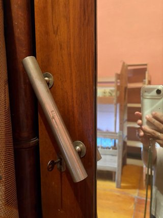 Guardaroba vintage in legno massello con specchio