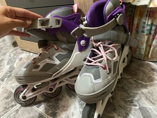 Patines en línea morados y grises