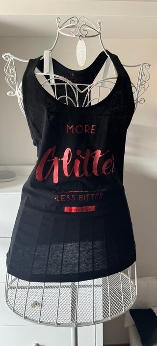 Camiseta tirantes negra letras rojas