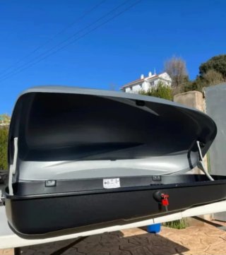 Cofre de coche gris casi nuevo
