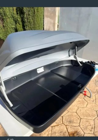 Cofre de coche gris casi nuevo