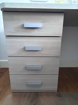 Mesa de despacho esquinera con cajonera