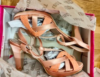 Sandalias LODI Piel Raso Tiras Cruzadas. Nuevo