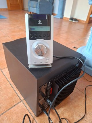 Subwoofer y consola Logitech Z-5500.