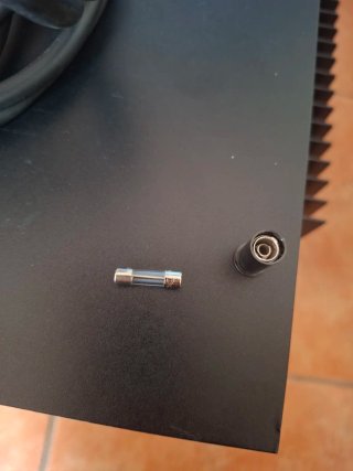 Subwoofer y consola Logitech Z-5500.