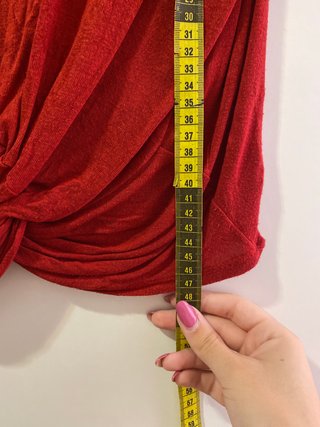 Camiseta roja con nudo frontal
