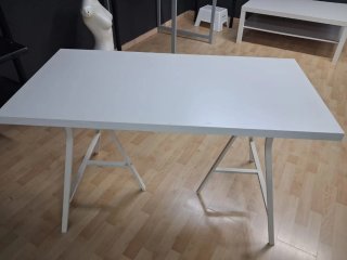 Mesa blanca de metal y madera