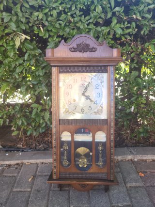 Reloj de pared antiguo de madera