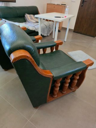 Sofá de piel y madera