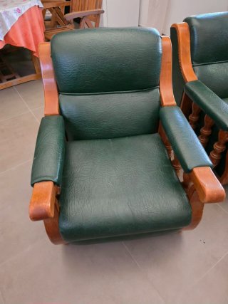 Sofá de piel y madera