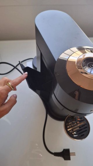 Cafetera Nespresso DeLonghi Negra y Dorada- cobre