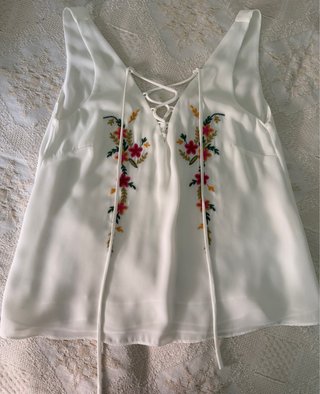 Blusa blanca bordada flores
