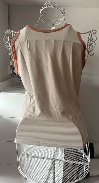 Camiseta beige y naranja talla L