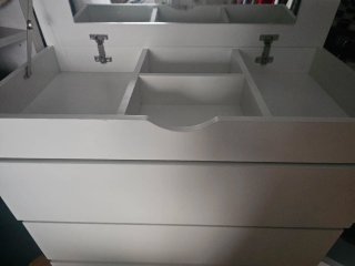 Cómoda blanca de madera