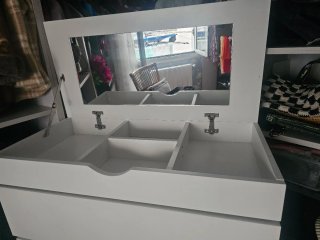 Cómoda blanca de madera