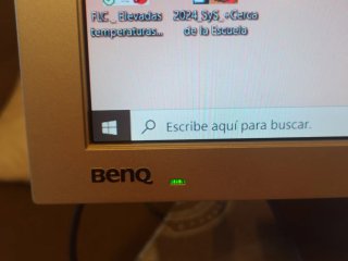 Pantalla Benq 22". Incluye cables y adaptador.