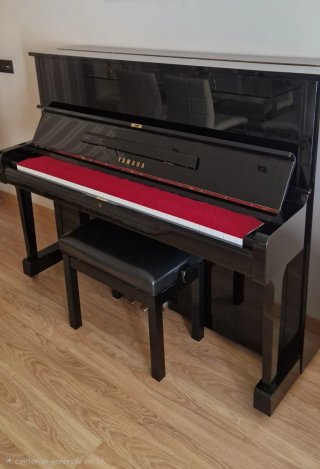 Piano negro brillante con banqueta