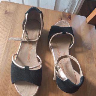 Sandalias Gaimo Negras y Doradas T.38