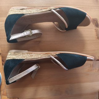 Sandalias Gaimo Negras y Doradas T.38