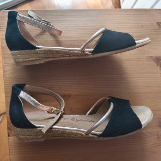 Sandalias Gaimo Negras y Doradas T.38