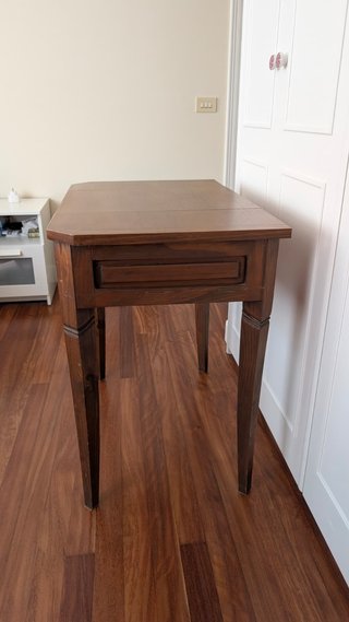 Tocador de madera con espejo abatible y joyero