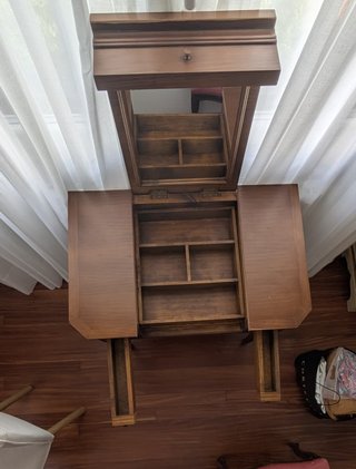 Tocador de madera con espejo abatible y joyero