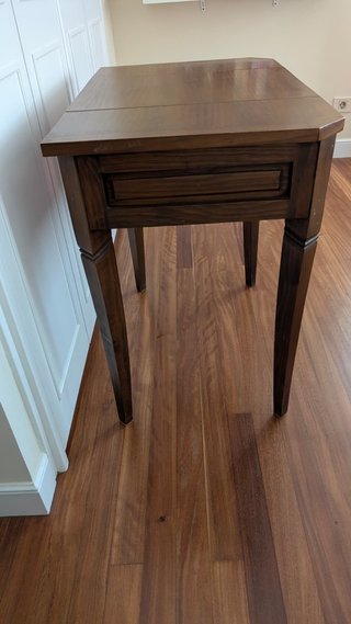 Tocador de madera con espejo abatible y joyero