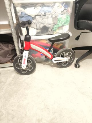 Bicicleta de equilibrio infantil roja