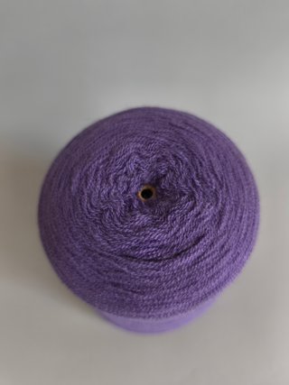 Cono de lana morado