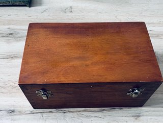 Microscopio antiguo en caja de madera original