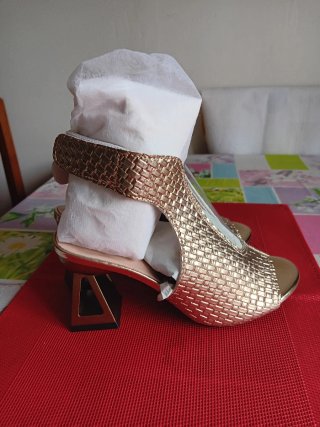 Zapatos de tacón dorados y marrones