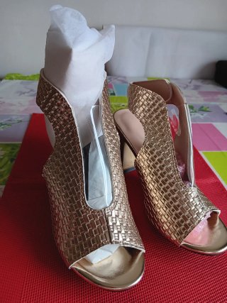 Zapatos de tacón dorados y marrones