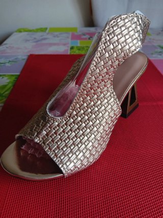 Zapatos de tacón dorados y marrones