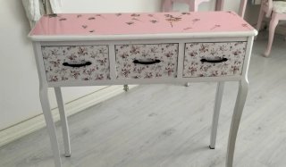 Mueble tocador blanco con cajones florales