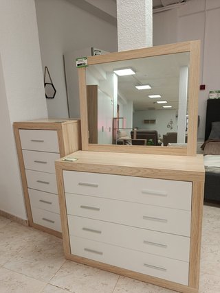 Cómoda con sinfonier y espejo