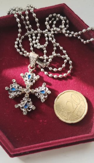 Collana con ciondolo a croce latina