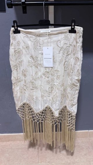 Falda Zara beige con bordados y flecos