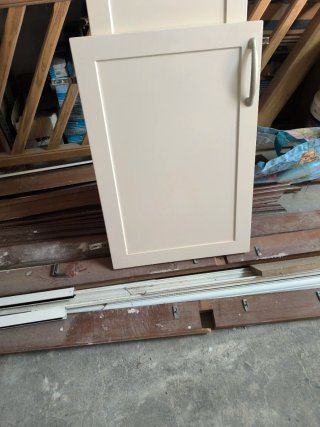 Puerta de armario color crema con tirador