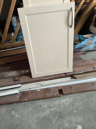 Puerta de armario color crema con tirador